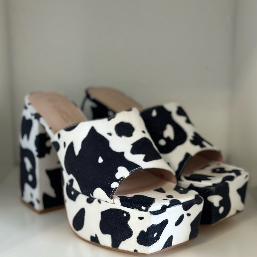 Mata Shoes Black and White Platform Mules